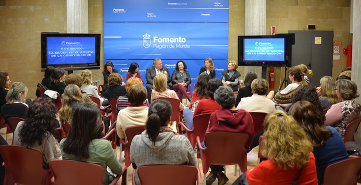 Mesa redonda 'La mujer en el ámbito de la construcción'