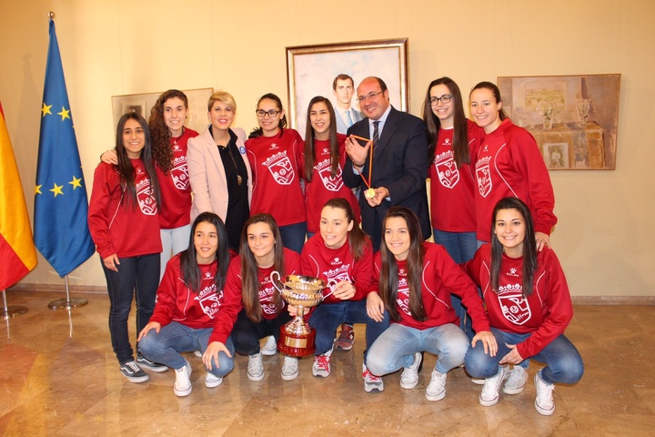 El presidente de la Comunidad recibe a la Selección Femenina de Fútbol Sala Sub-21 de la Región de Murcia, campeona de España en esta categoría