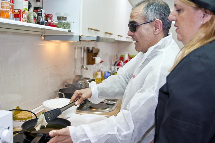 Alumnos del taller 'Cocina con sentido' impartido por el CCT y destinado con discapacidad visual (1)