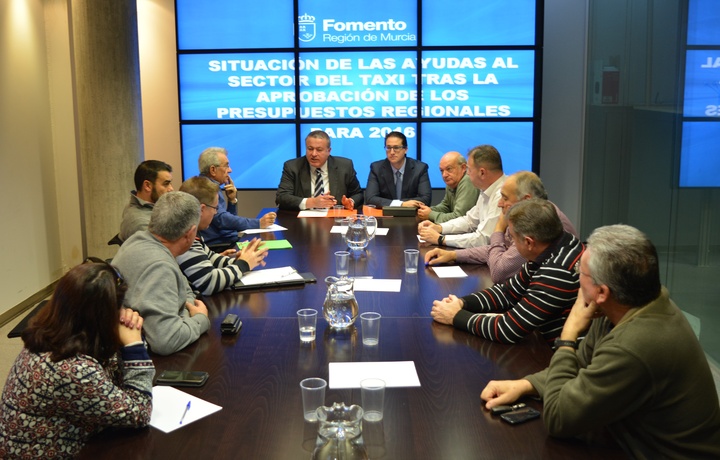 Reunión con las asociaciones de taxi de la Región de Murcia