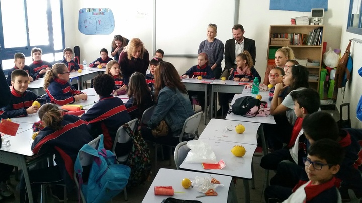 La consejera de Educación y Universidades asiste a la presentación de un proyecto de intercambio de estudiantes del Colegio Montepinar con la 'Mandela International Magnet School' /2