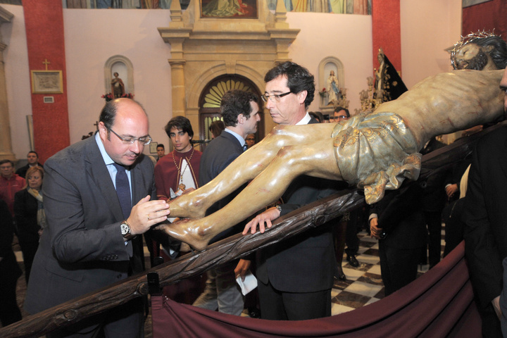 Pedro Antonio S&aacute;nchez participa en el besapi&eacute; a la imagen del Sant&iacute;simo Cristo del Perd&oacute;n