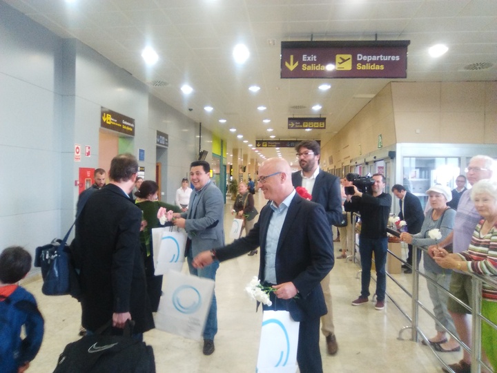 Juan Hernández recibe a los pasajeros procedentes de Dublín