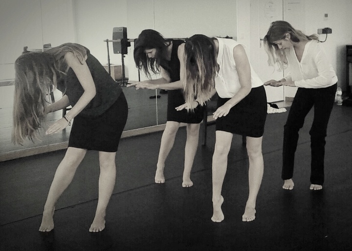 Las bailarinas de la Compañía de Danza de la UCAM, durante un ensayo de 'Juana'.