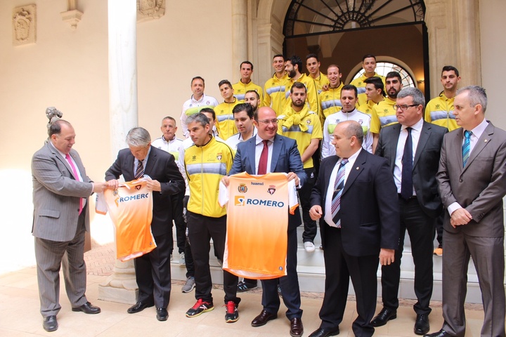 El jefe del Ejecutivo regional recibe al equipo cartagenero de fútbol sala Plásticos Romero, con motivo de su ascenso a la Primera División