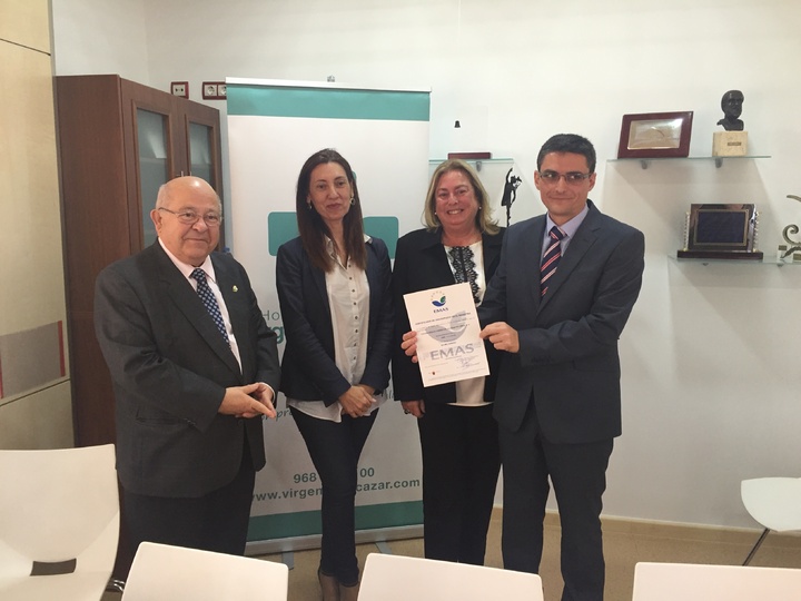 Encarnación Molina entrega el certificado medioambiental EMAS, Eco-Management and Audit Scheme, al hospital Virgen del Alcázar de Lorca