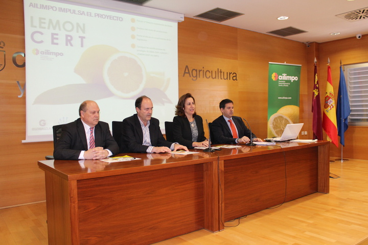 La directora general Carmen Teodora Morales, acompañada por el director general de Producciones y Mercados Agrícolas, Fulgencio Pérez y representantes de AILIMPO