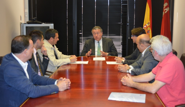 El consejero se reúne con el portavoz de la Plataforma de Camarillas