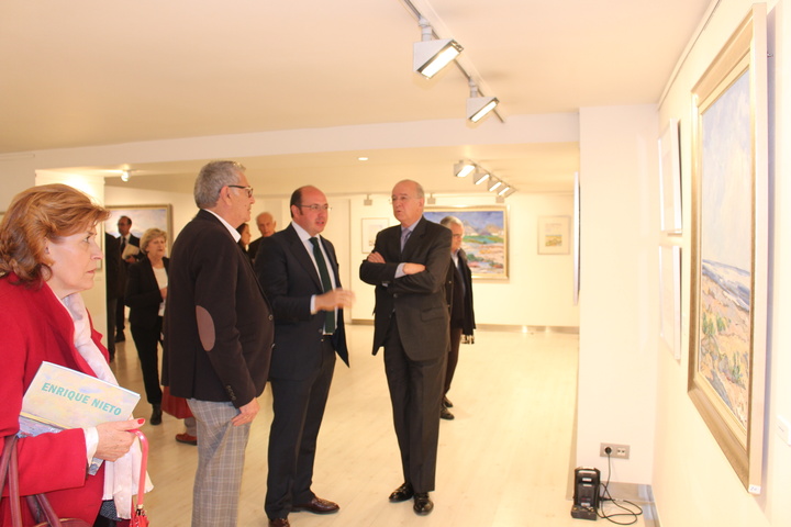 Pedro Antonio Sánchez inaugura la exposición 'Paisajes' del pintor cartagenero Enrique Nieto