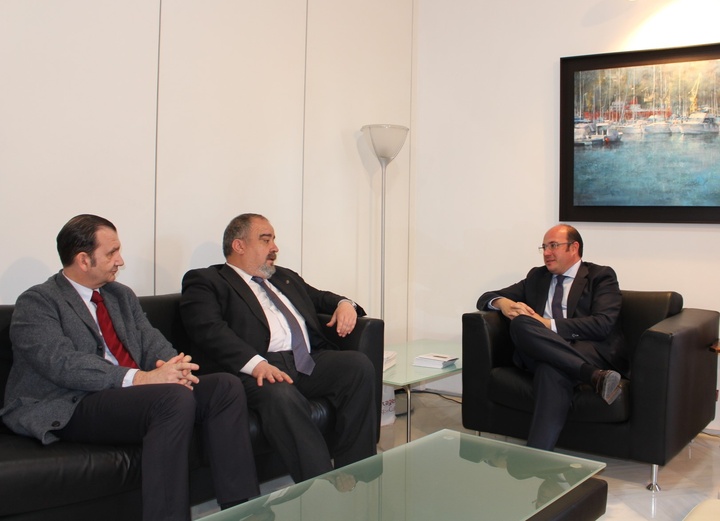 El presidente de la Comunidad durante su reunión con el decano del Colegio de Abogados de Cartagena