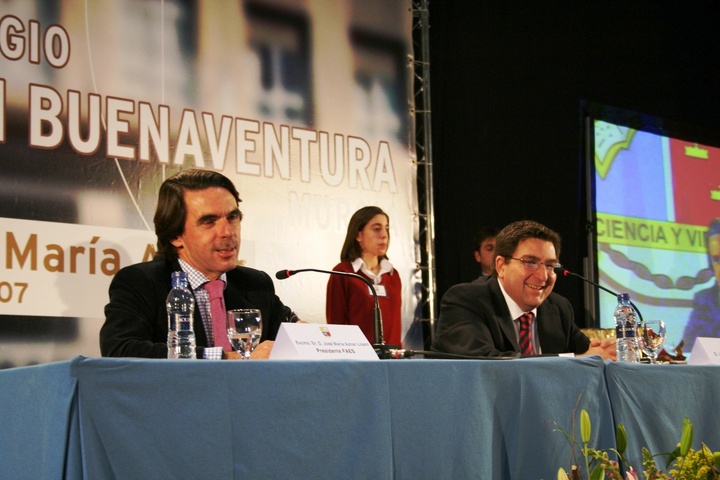 El presidente de la Comunidad Autónoma, Ramón Luis Valcárcel, asistió a la conferencia de José María Aznar en el colegio 2
