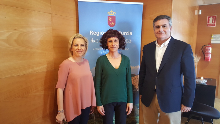 Reunión de la consejera Adela Martínez-Cachá con la alcaldesa de Beniel, María del Carmen Morales.