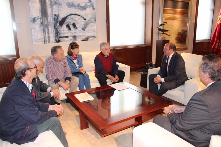 El jefe del Ejecutivo regional, Pedro Antonio S&aacute;nchez, se ha reunido esta ma&ntilde;ana con el presidente de la Plataforma Pro-Soterramiento de las V&iacute;as, Joaqu&iacute;n Contreras