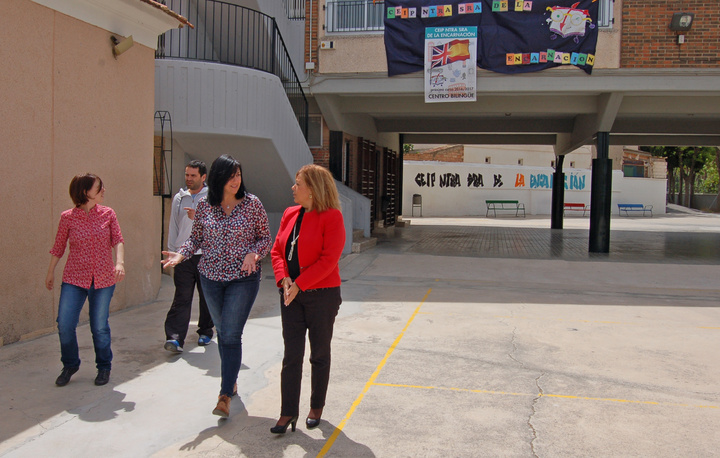 La consejera visitó el colegio Nuestra Señora de la Encarnación de La Raya que ha solicitado su incorporación al programa bilingüe el próximo curso.