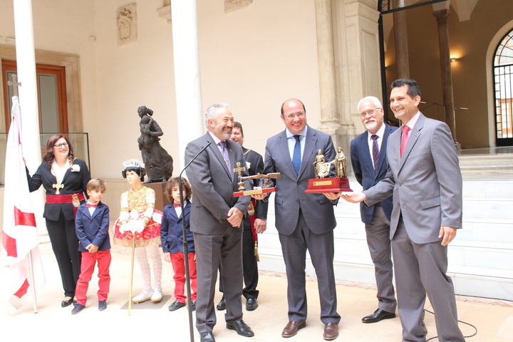 El presidente de la Comunidad, Pedro Antonio Sánchez, recibió hoy en San Esteban a una representación de la Hermandad de la Santa Cruz de Abanilla