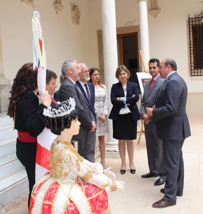 El presidente de la Comunidad recibe a una representación de la Hermandad de la Santa Cruz de Abanilla (3)
