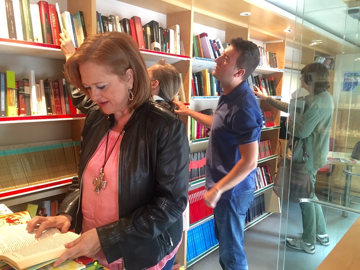 Los bibliobuses de la Consejería de Cultura regalan libros a los murcianos