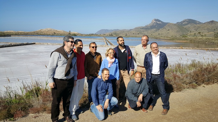 La consejera acompañada por el subdirector de la OISMA, el director del parque de Calblanque y propietarios, visita las salinas del Rasall de Calblanque