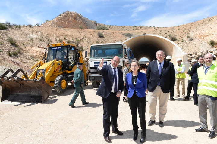 El presidente de la Comunidad y la ministra de Fomento en funciones visitan las obras de la variante de Camarillas