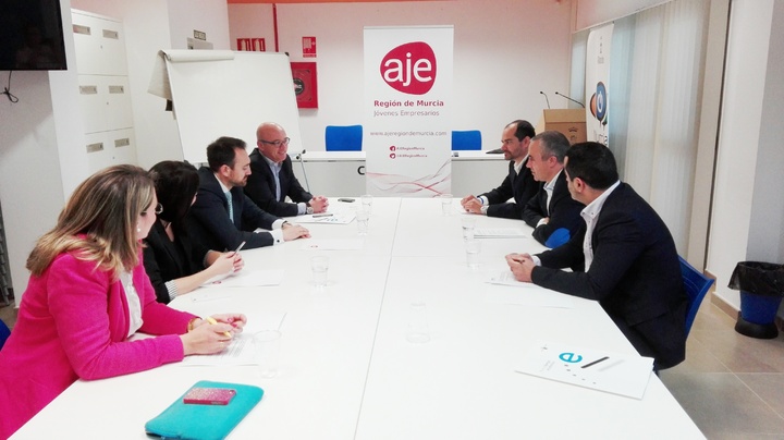 Reunión de Juan Hernández con miembros de AJE, Asociación de Jóvenes Empresarios