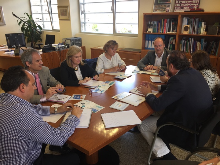 El director general de Producciones Agrarias y la directora general de Comercio se reúnen con la Federación de Bebidas Espirituosas