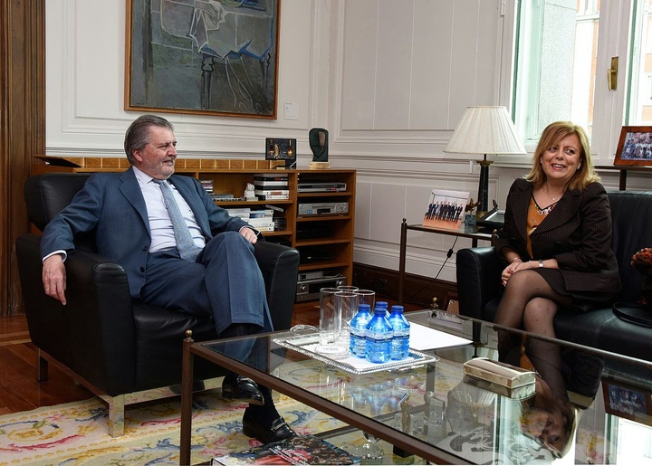 La consejera de Educación y Universidades se reúne con el ministro Méndez de Vigo / 1