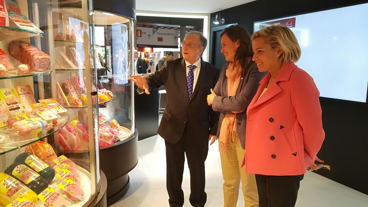 La consejera visita las empresas murcianas presentes en 'Alimentaria 2016' con su homóloga catalana