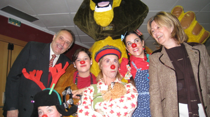 Los consejeros de Sanidad y Educación en la fiesta de Pupa Clown en la Arrixaca