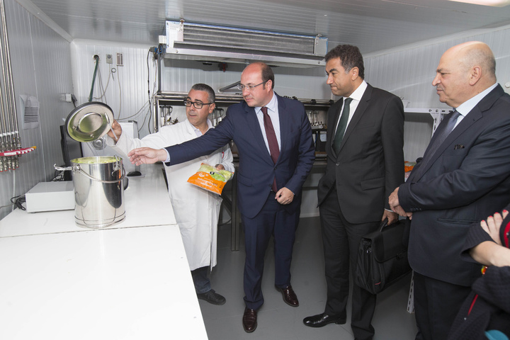 El presidente de la Comunidad visita el Cebas, Centro de Edafología y Biología Aplicada del Segura