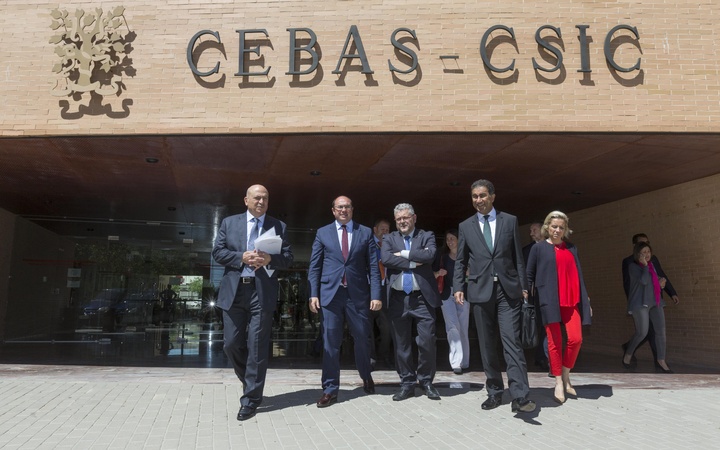 El presidente de la Comunidad visita el Cebas, Centro de Edafología y Biología Aplicada del Segura