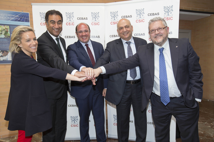 El presidente de la Comunidad visita el Cebas, Centro de Edafología y Biología Aplicada del Segura