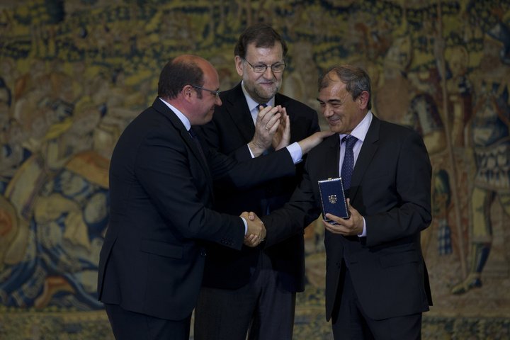 El presidente de la Comunidad asiste en Madrid al acto de entrega de la Medalla de Oro al Mérito en el Trabajo a CEPES, Confederación Empresarial Española de la Economía Social (1)