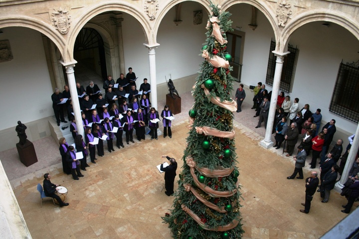 La Coral Discantus felicita la Navidad a los empleados de San Esteban