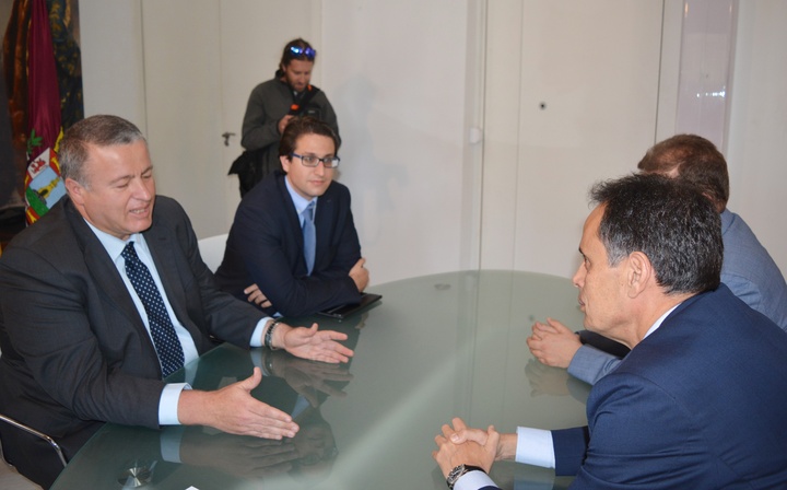 El consejero de Fomento e Infraestructuras, Francisco Bernabé, y el director general de Transportes, Costas y Puertos, Salvador García-Ayllón, mantuvo hoy una reunión con José Luis Montesinos, consejero delegado del grupo Marco Obra Pública, empresa que resultó adjudicataria de las obras de regeneración y adecuación ambiental de la bahía de Portmán.