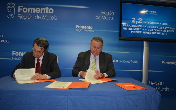 Firma del convenio entre la Consejería de Fomento y Transportes de Viajeros Murcia