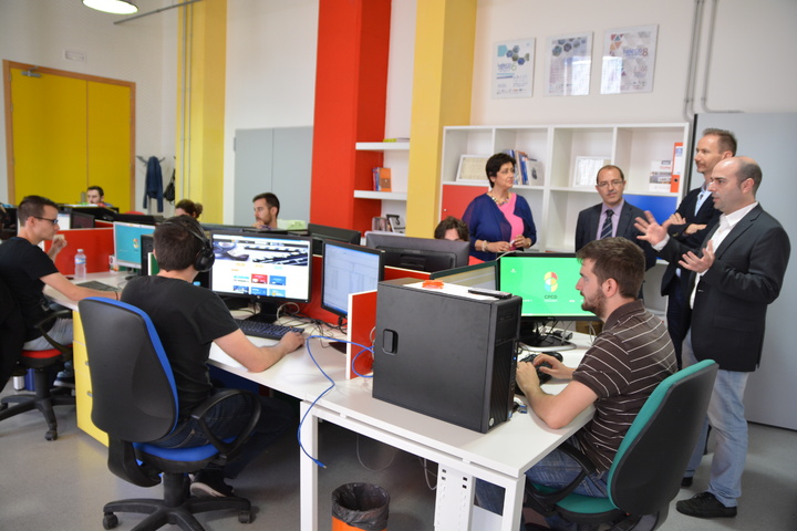 Juan Monzó y Ana Millán visitan el Centro de Producción de Contenidos Digitales de la UPCT / 1