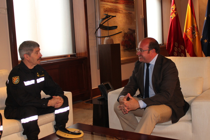 El presidente Pedro Antonio Sánchez durante la reunión con el general jefe de la UME, Miguel Alcañiz