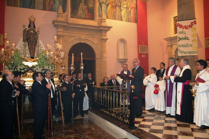 El presidente de la Comunidad Autónoma, Ramón Luis Valcárcel, asistió al acto de entrega de la imagen de la Virgen del Carmen y su posterior solemne traslado procesional