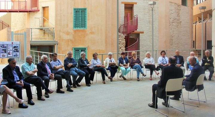 El consejero de Hacienda y Administración Pública, Andrés Carrillo, junto con el presidente de la Asociación de Jubilados de la Comunidad Autónoma, Pedro Flores, reunidos con miembros de esta asociación.