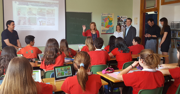 La consejera de Educación y Universidades visita el colegio AYS