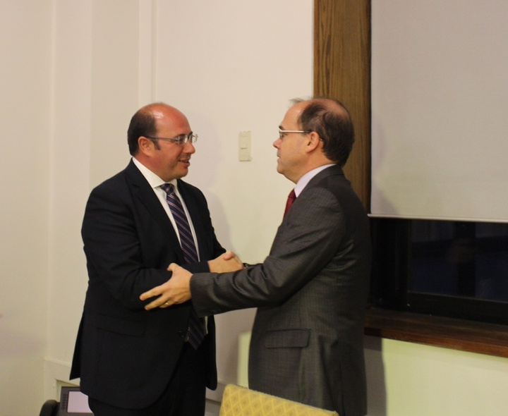 Reunión entre el presidente de la Comunidad, Pedro Antonio Sánchez, y el ministro de Obras Públicas de Chile, Alberto Undurraga (1)