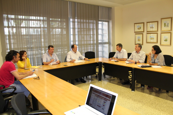 El director general de Producciones y Mercados Agrícolas, Fulgencio Pérez, se reunió esta mañana con  los representantes sectoriales de las organizaciones de productores