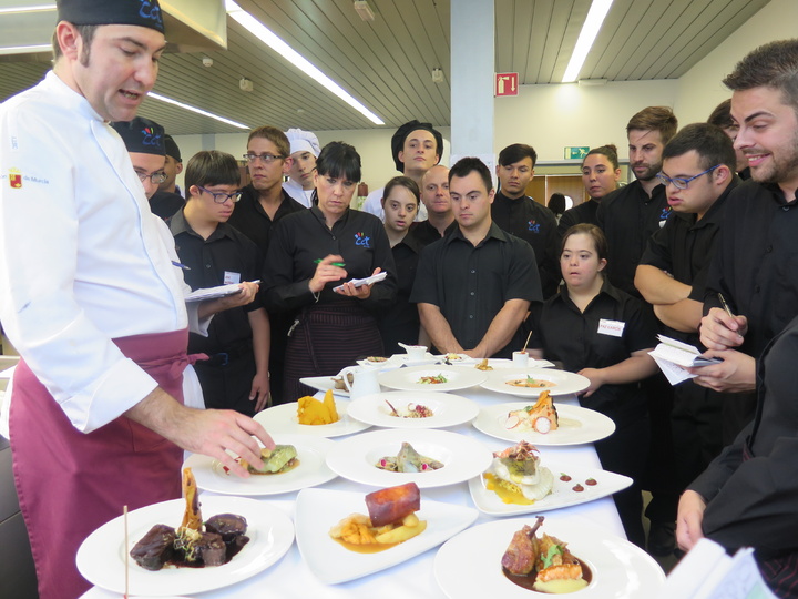 Alumnos de Assido (Asociación para personas con Síndrome de Down) colaboran en el restaurante-escuela del CCT (Centro de Cualificación Turística)