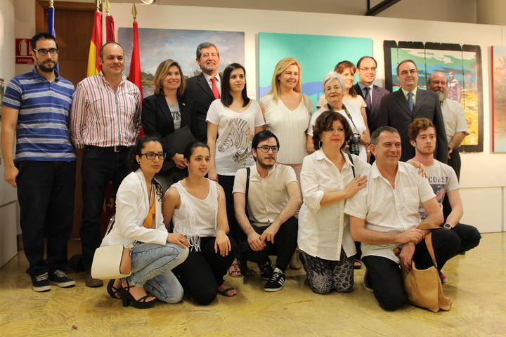 Alumnos de la Facultad de Bellas Artes posan junto a los representantes de la Consejería de Agua, Agricultura y Medio Ambiente, la Universidad de Murcia  y la Fundación Cajamurcia
