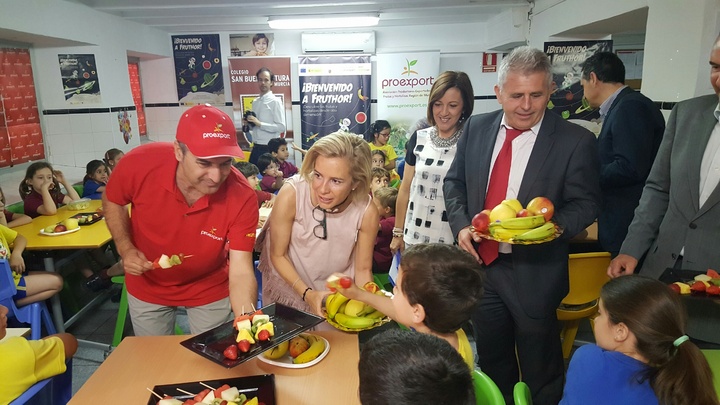 La consejera reparte raciones de fruta y verdura