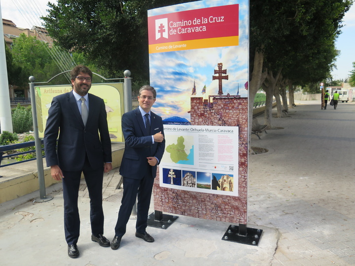 El director del Instituto de Turismo, Manuel Fernández-Delgado, y el concejal de Empleo, Turismo y Cultura del Ayuntamiento de Murcia, Jesús Pacheco, en la visita a las obras de la nueva señalización del Camino de Levante a su paso por Murcia