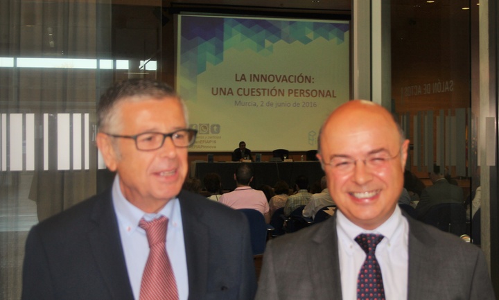 El consejero de Hacienda, Andrés Carrillo, junto con el director de Función Pública