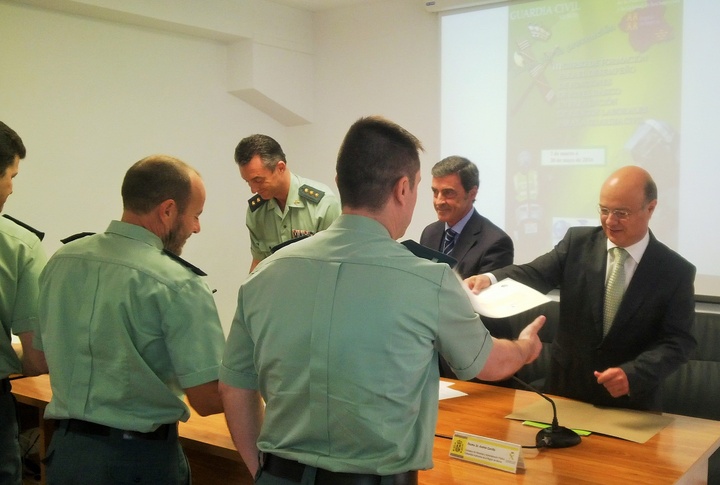El consejero de Hacienda entrega los diplomas del III curso de la Guardia Civil en riesgos laborales