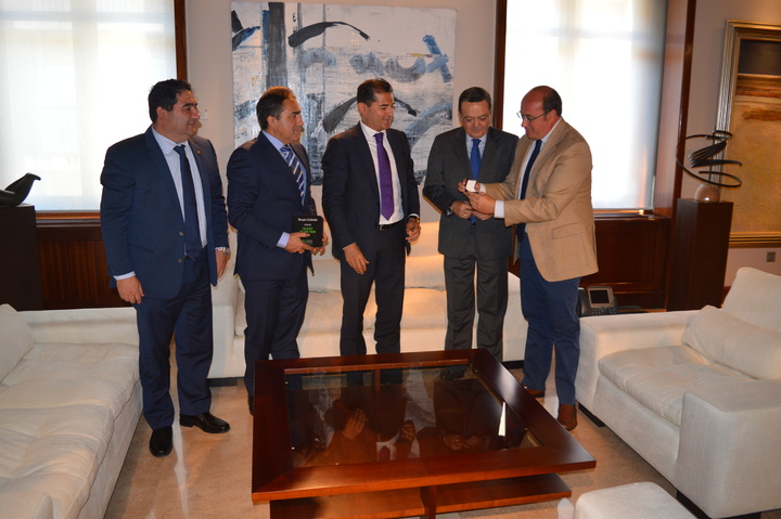 El presidente de la Comunidad recibe a los responsables del Grupo Caliche por su reconocimiento al 'Transportista del año en Europa' (1)