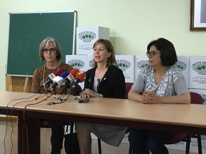 La Consejería de Agua, Agricultura y Medio Ambiente dona 500 litros de aceite a Cáritas en Jumilla